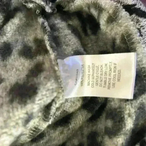 Derek Heart pullover with a larger fold down neck leopard print size medium - Picture 3 of 3